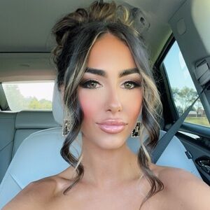 Meet your Posher, Ava